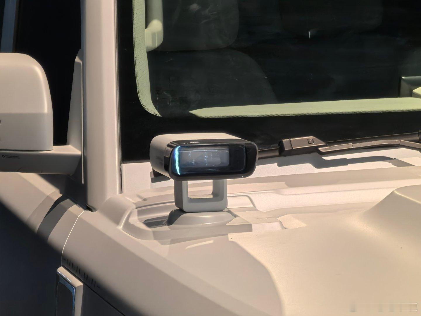 V23的设计师款，比如说苏峻的团队还真有点儿意思 