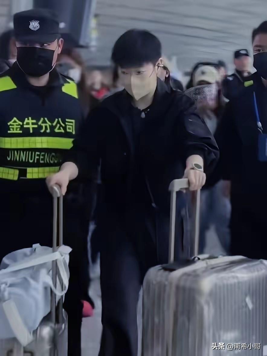 乖巧懂事的莎莎，
霸气十足的楚钦，
出发澳门世界杯，

依旧是人山人海，
草新社