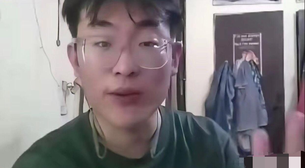 在印度留学的李梓硕抱怨称，他自己在印度学校根本没有享受到任何的特殊照顾，这跟印度