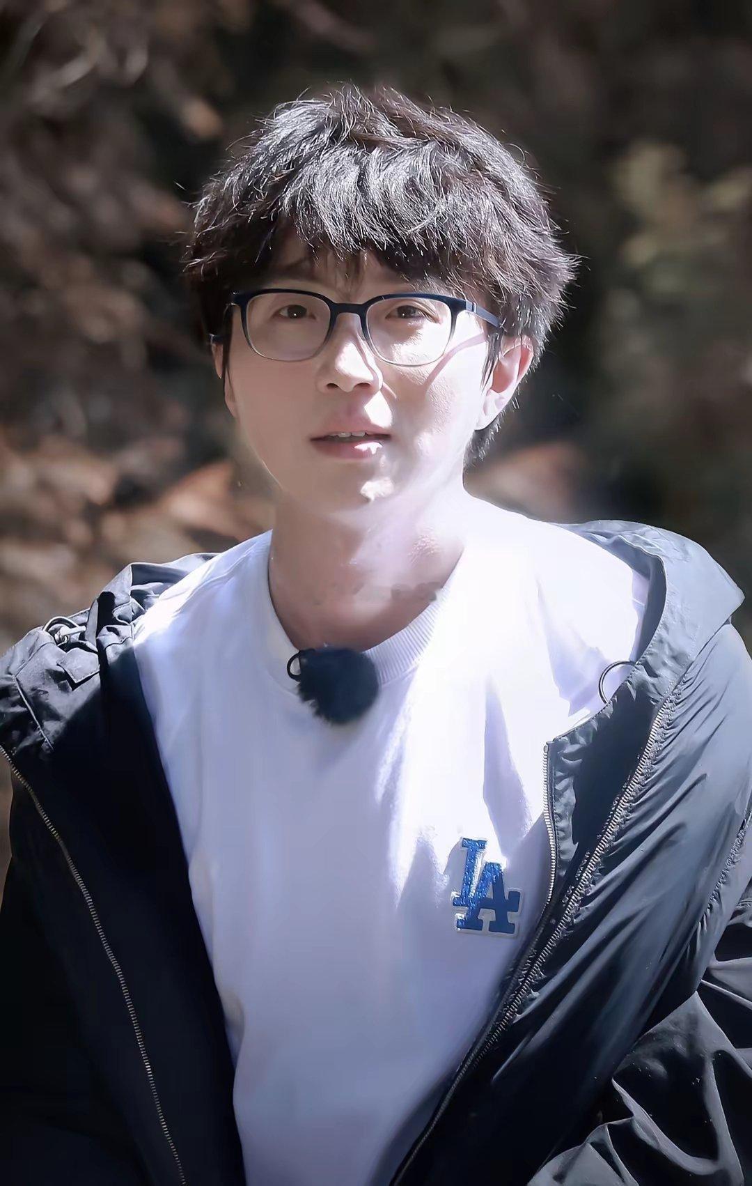 说白了，唱功好不好，根本不打紧，毛不易最大的本钱不是唱功，也不是才华，而是作为歌