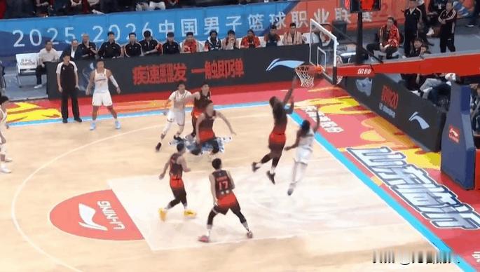 克里斯致命干扰球，拍篮板干啥送深圳两分




山东对阵深圳关键时刻，两支球队打
