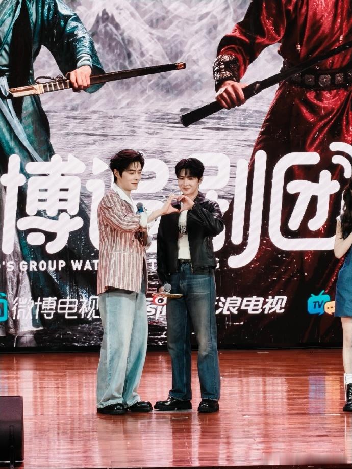 展昭白玉堂决裂 看到两人对峙的画面，脑海里全是他们之前并肩作战的场景。这种巨大的