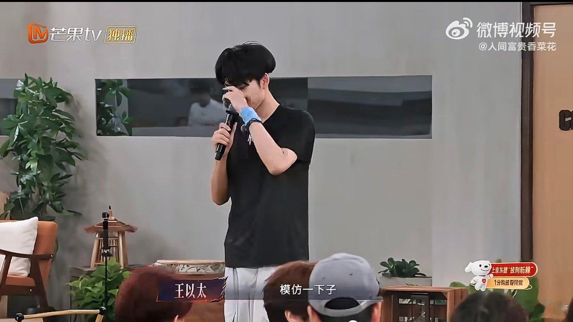 张卓尔模仿阿云嘎顺便宣传了风声披哥哥哥之间的趣味互动，张卓尔复刻阿云嘎的模样，笑