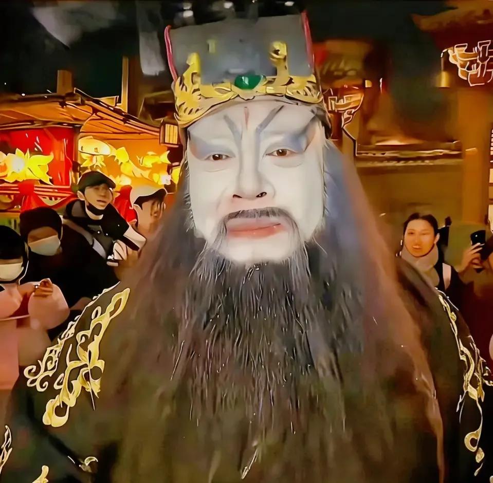 女子夜逛横店影视城，见到阎王爷的扮演者，忍不住想起了自己逝去的爷爷奶奶，悲从中来