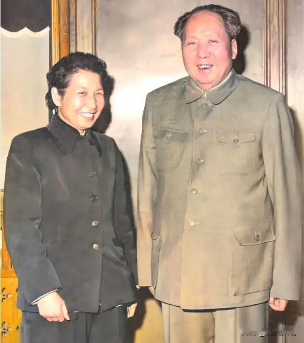 两张老照片定格毛主席与曾志半世交情，井冈山时她既是主席战友，又和贺子珍亲如姐妹。