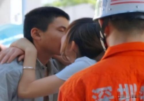 --“天使的吻！”2011年，深圳一名才16岁的男孩欲跳桥自杀，被一名过路的19