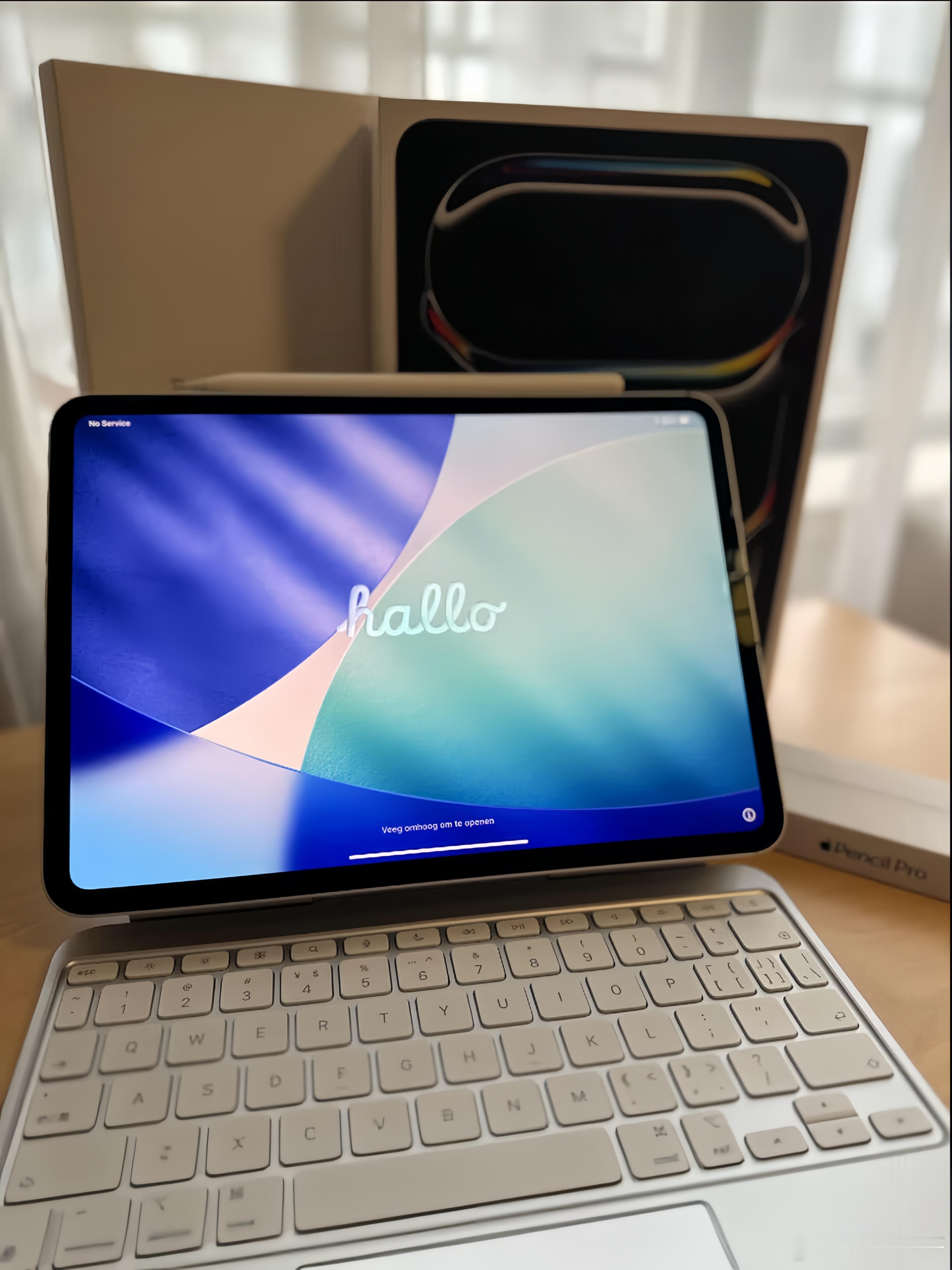 iPad Pro搭配原生适配的妙控键盘与Apple Pencil Pro，构成一