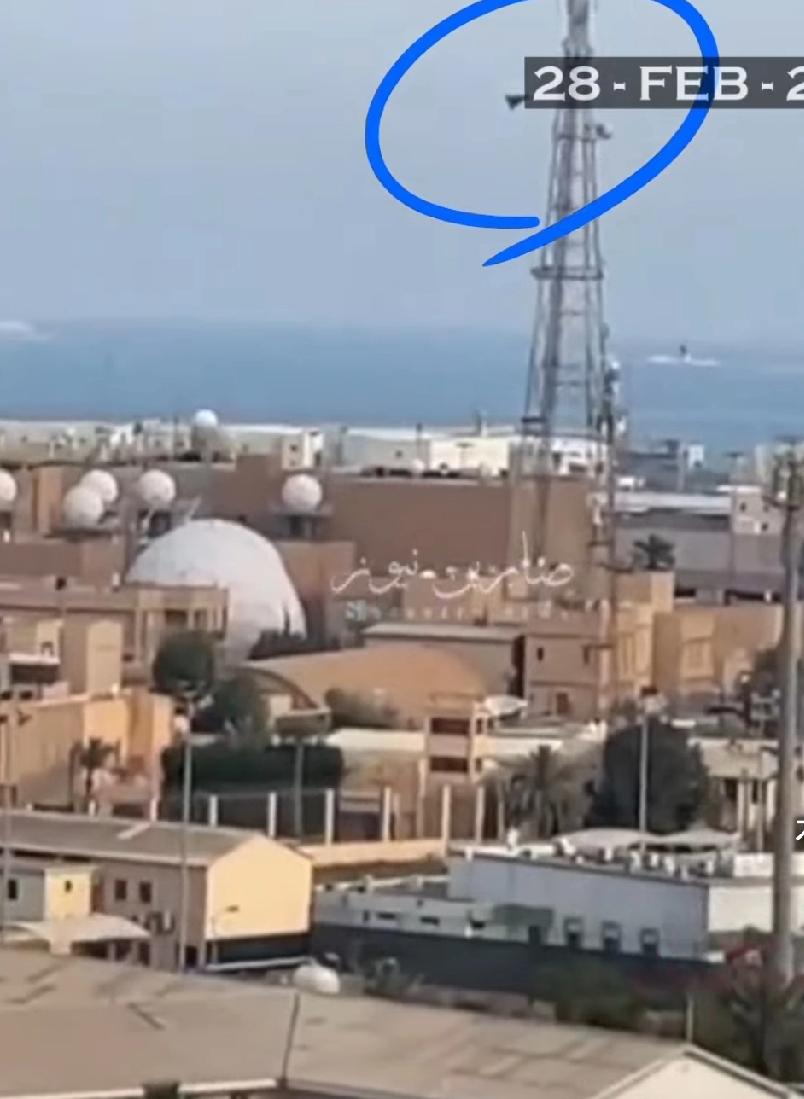 最新消息，美国基地雷达被炸！
独家画面显示，一架伊朗“沙赫德”-136无人机对位