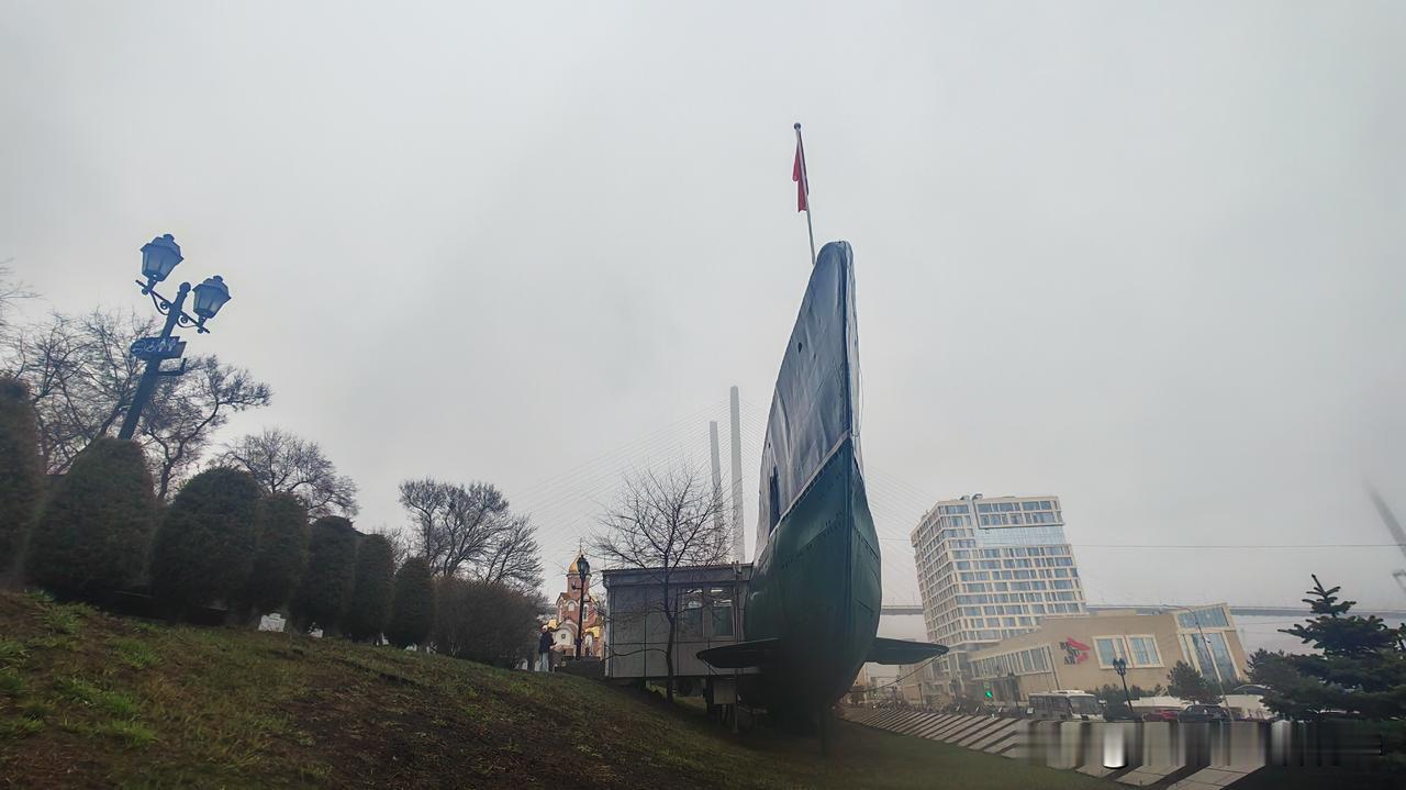 苏联C级潜艇，斯大林级。苏联二战唯一全程全员幸存的红旗近卫潜艇。退役后被分解运至