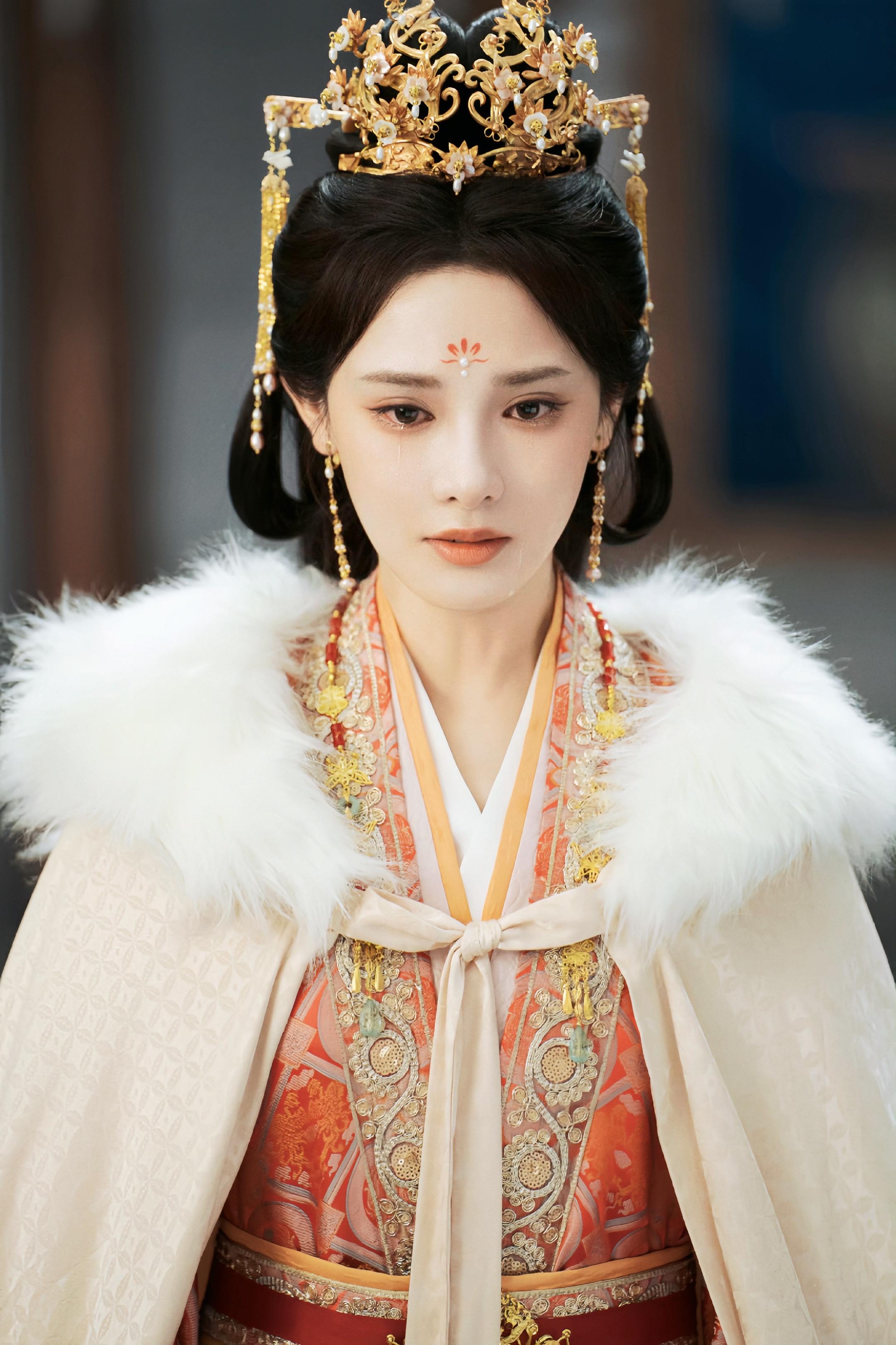 不是所有凤冠霞帔都能称“天选皇后”