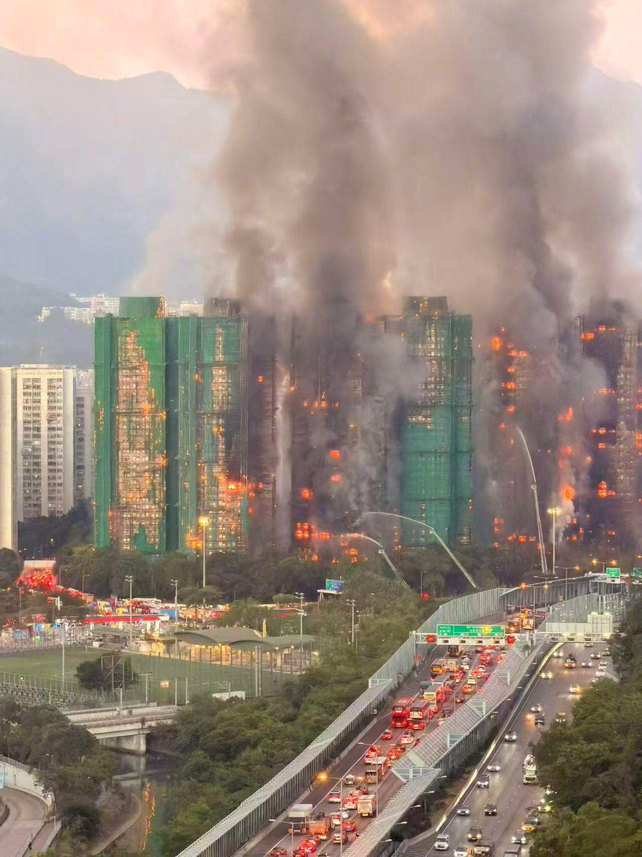香港火灾附近住户发声 期望伤亡不要再增加了。 