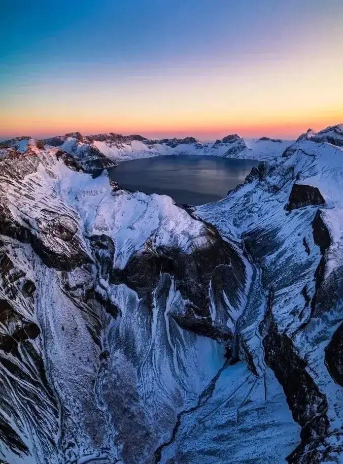 长白山：被“封禁”百年的神山

        在东北广袤的大地上，长白山巍然矗