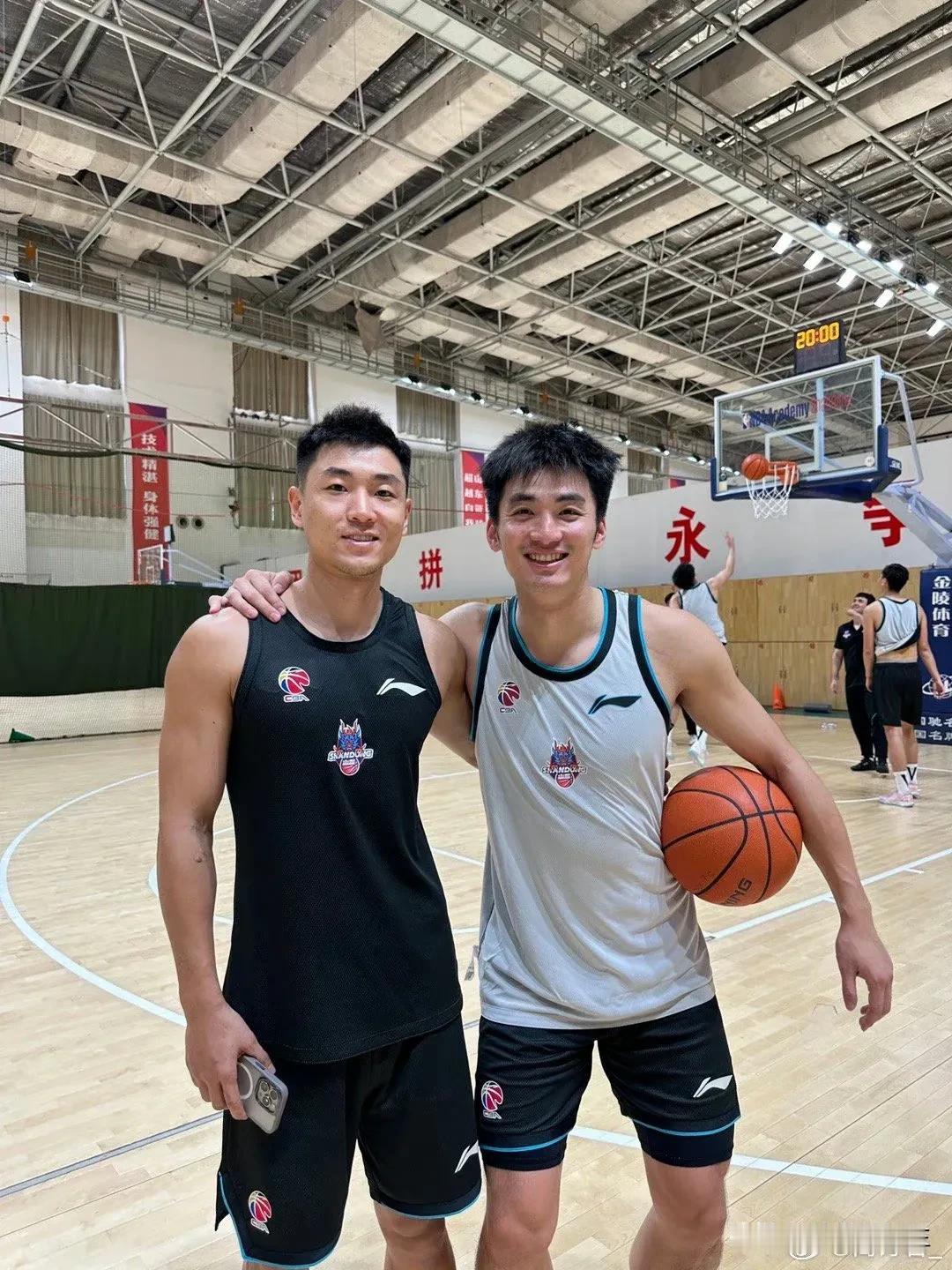 小高已经为山东队这对后场组合取好名字
“高德地图持续为你导航”
哈哈哈哈哈哈哈哈