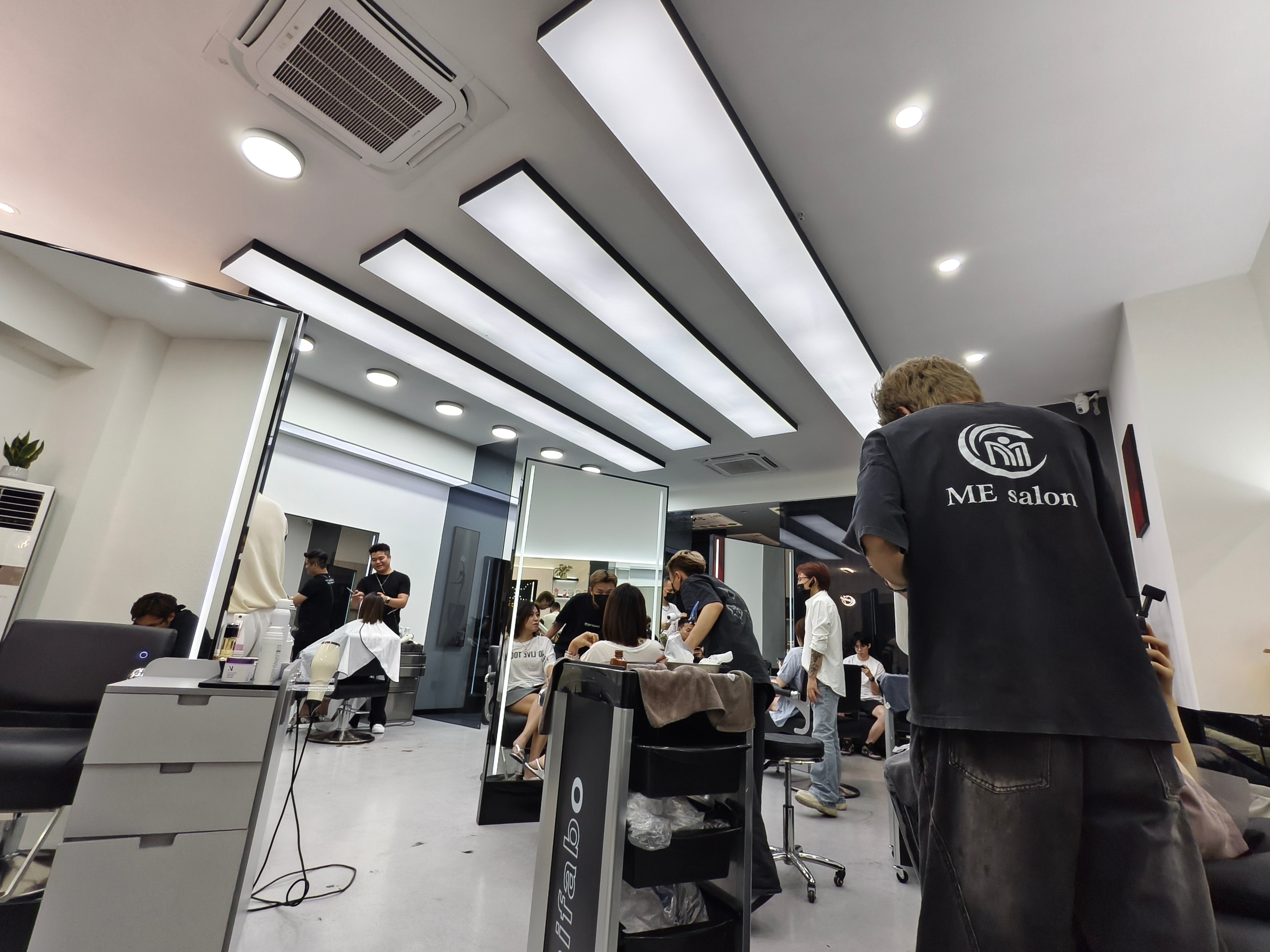 累死我了，等男的理发等了一个小时了他之前一直抵抗这家理发店说洗头间有脚臭我今天去