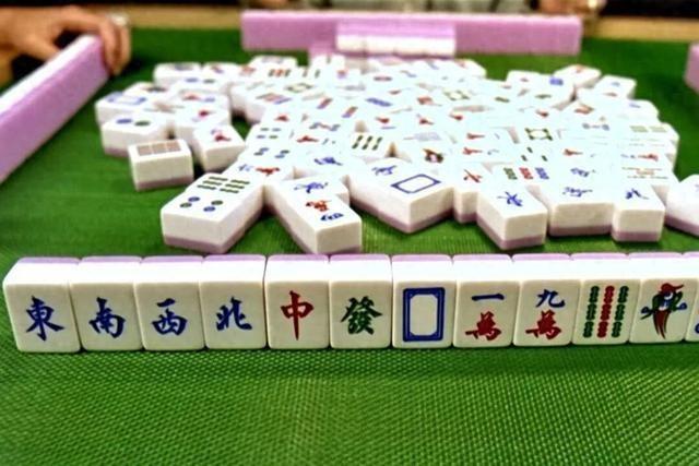 湖南常德，男子王先生身上发生了一件怪事：只要他一坐上牌桌，不管是抓起麻将还是拿到