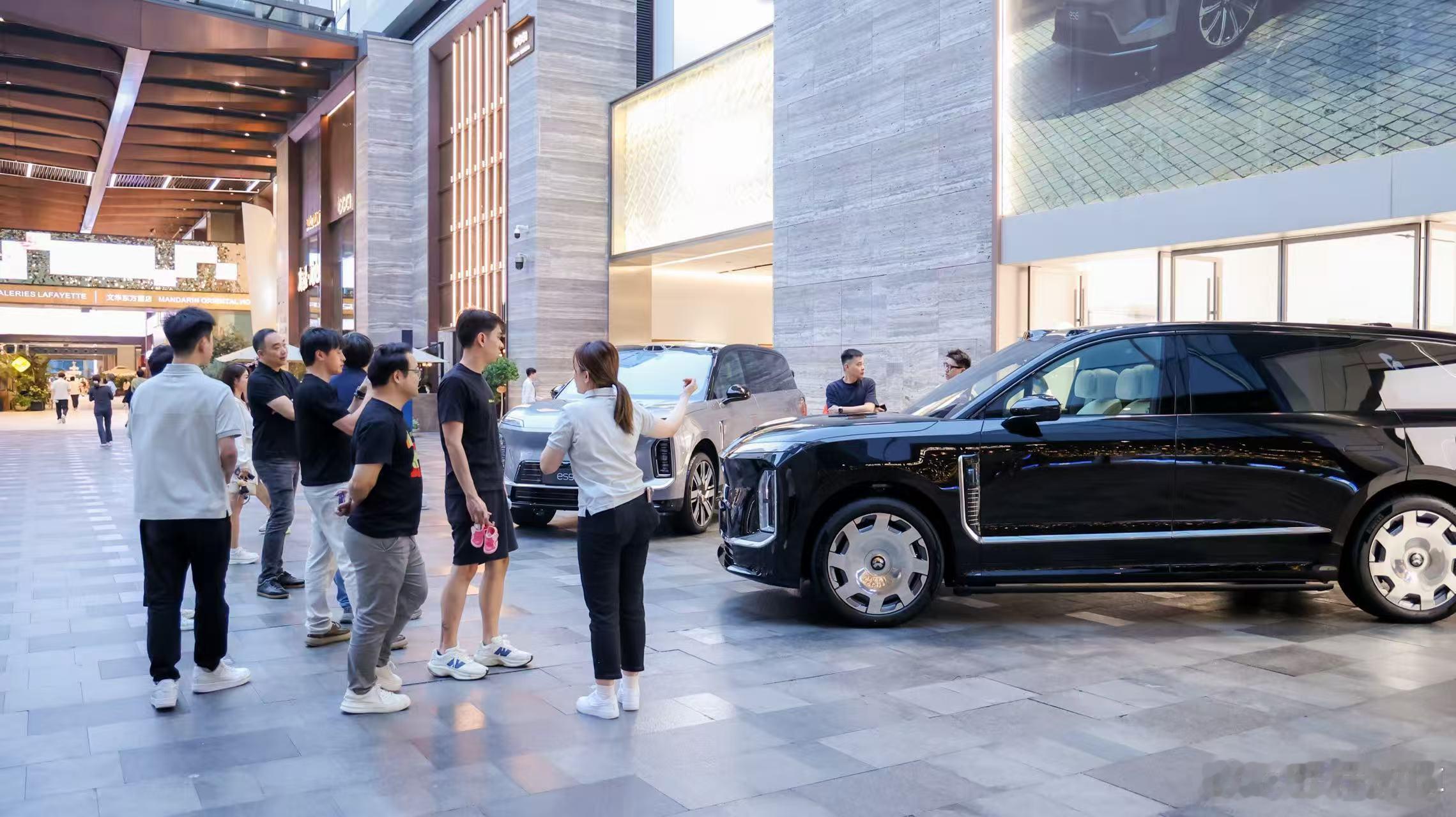 蔚来 ES9 开启预售以后，很多门店看车热潮从早到晚，非常火爆！看过实车的，都觉