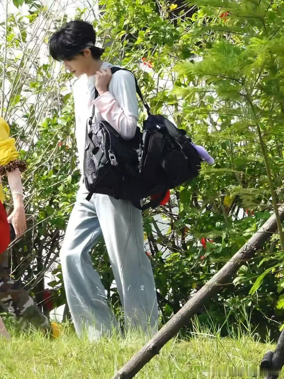 余宇涵一路繁花发带look ​​​帅气发带小余上线～好看！！！ ​​​