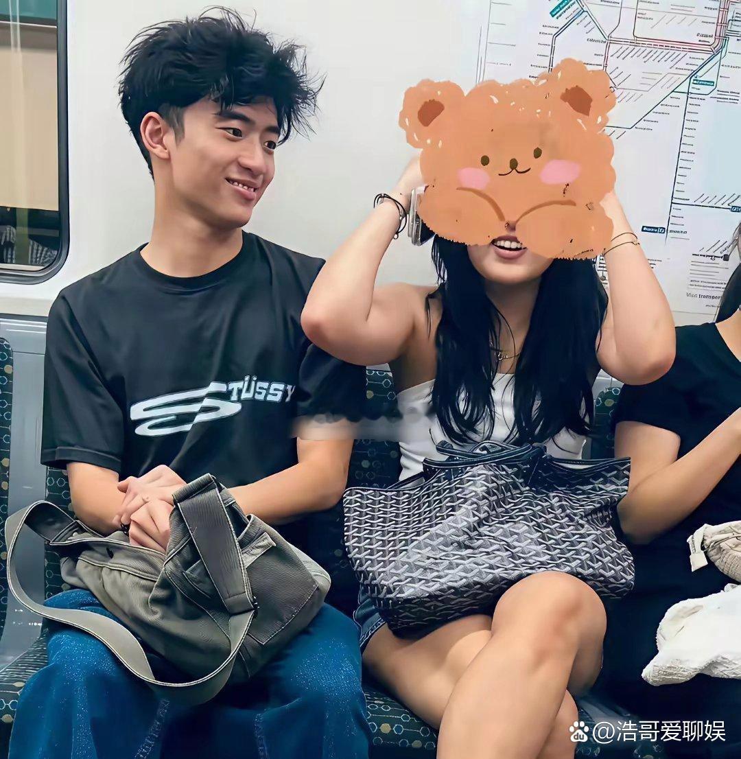 网友在澳洲地铁偶遇谢霆锋十八岁长子与其女友，眉眼完美复刻父母出众颜值，基因太优越