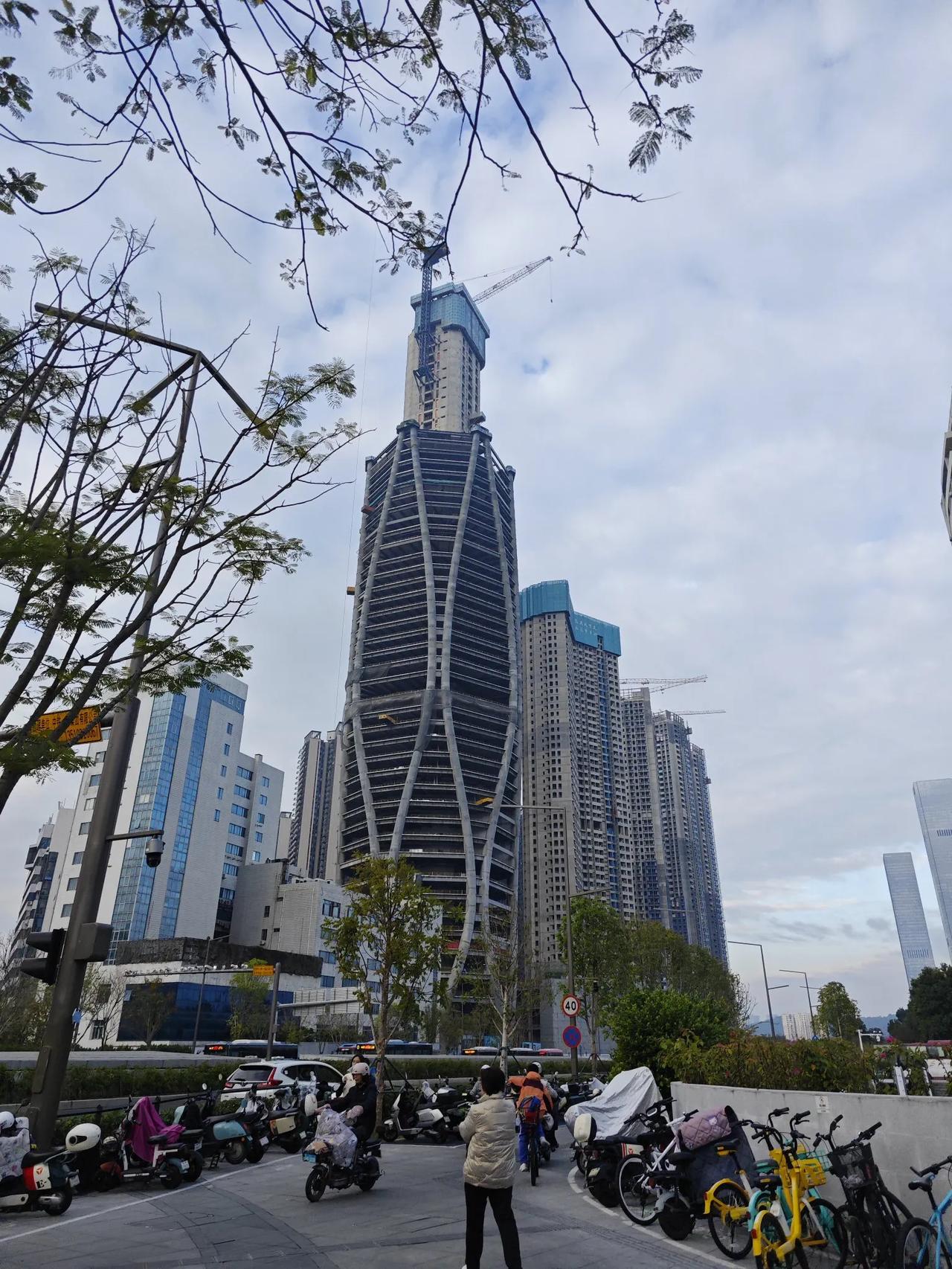 深圳市福田区这一栋355m超高层楼天楼应当快要封顶了吧？，今天看到开始尝试安装玻