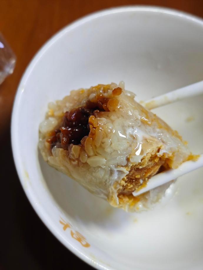 能统一南北方口味的粽子出现了  甜咸混搭很有新意，蜜枣咸蛋黄粽口感层次很丰富。 