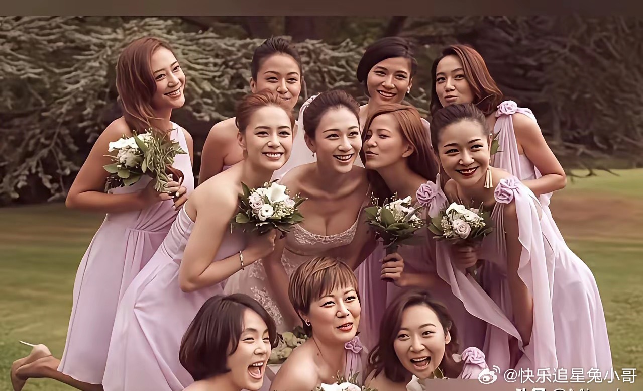 李小冉这结婚的时候伴娘团强大，娱乐圈中估计也就是袁弘的伴郎团，可以与之相匹敌了吧