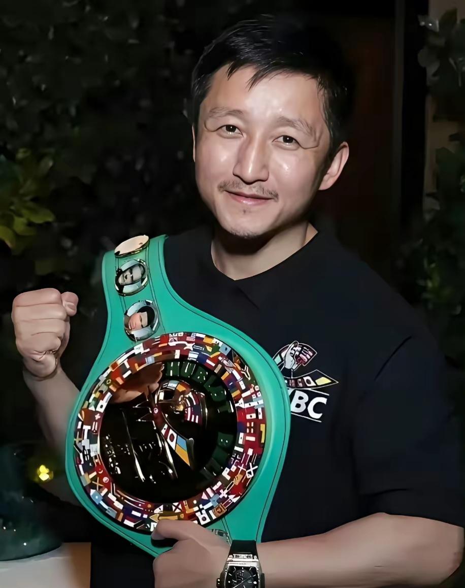 别再骂邹市明才疏学浅了，作为两界世界冠军，他怎么可能才疏学浅呢，他只是深谙术有专