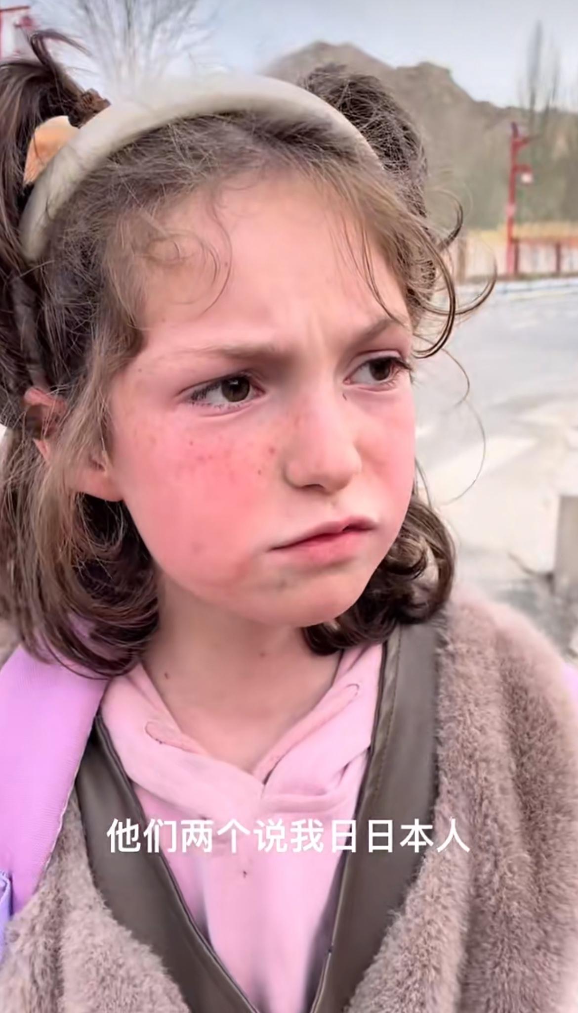 新疆小女孩被人说长得像日本人，她就奶凶地回怼对方：你们才是印度人
那些人可能视力