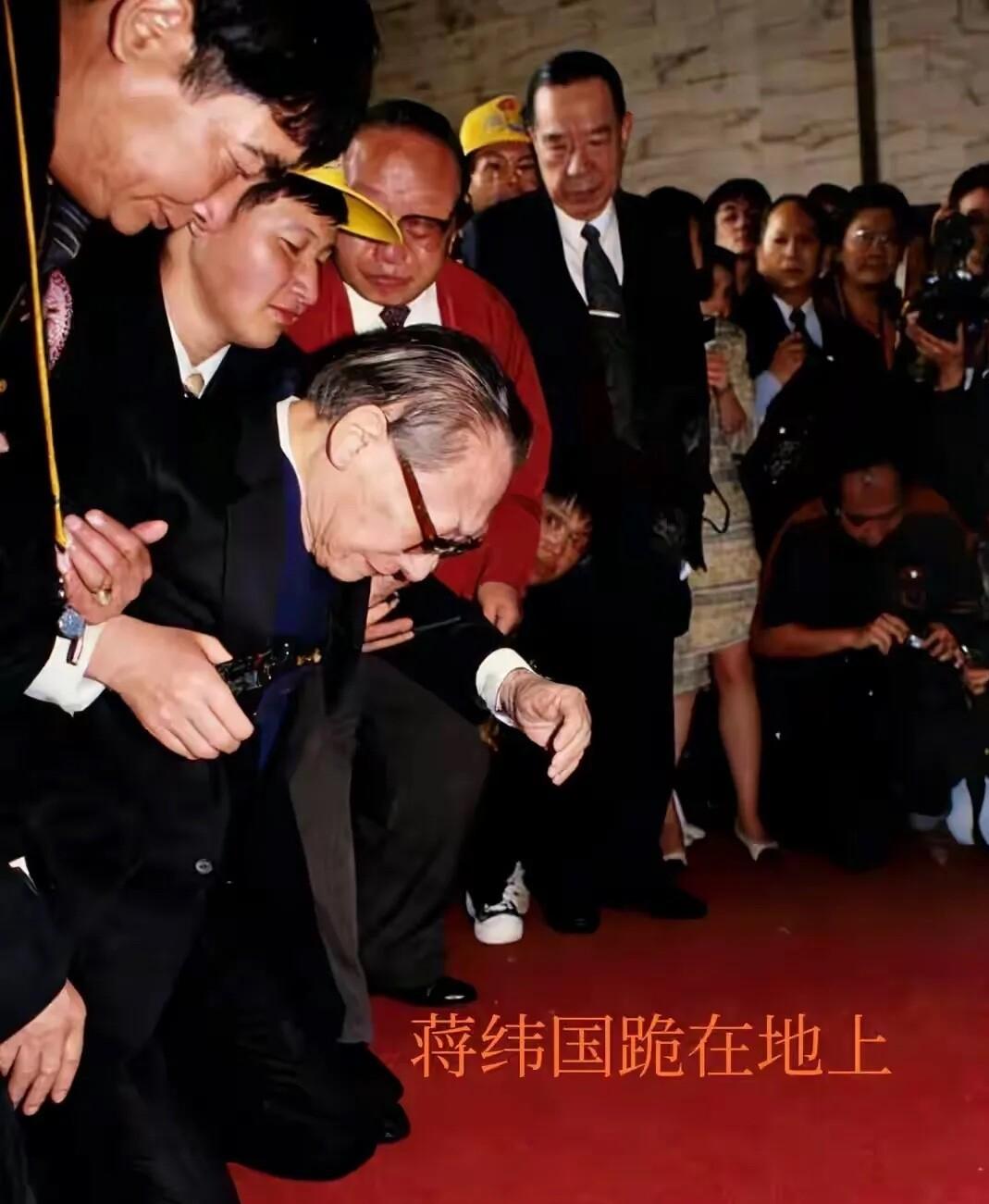 1995年，79岁蒋纬国长跪于台北中正纪念堂，对着父亲铜像下1995年，79岁蒋