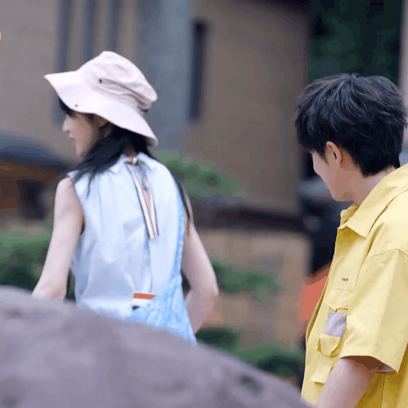 田曦薇的滑板天赋惊艳全场！被问学了多久，小田直接回应上手就能操作#田曦薇学滑板上