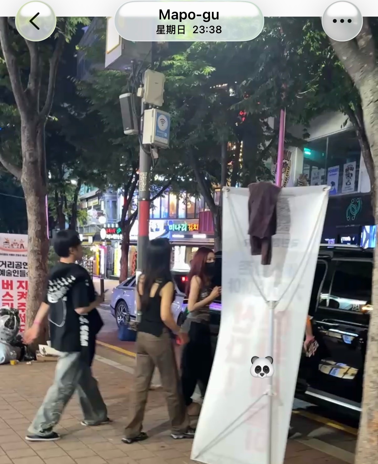 28号那天吃完饭在弘大偶遇chiquita了，后面上车后摇下车窗跟我打了招呼，先