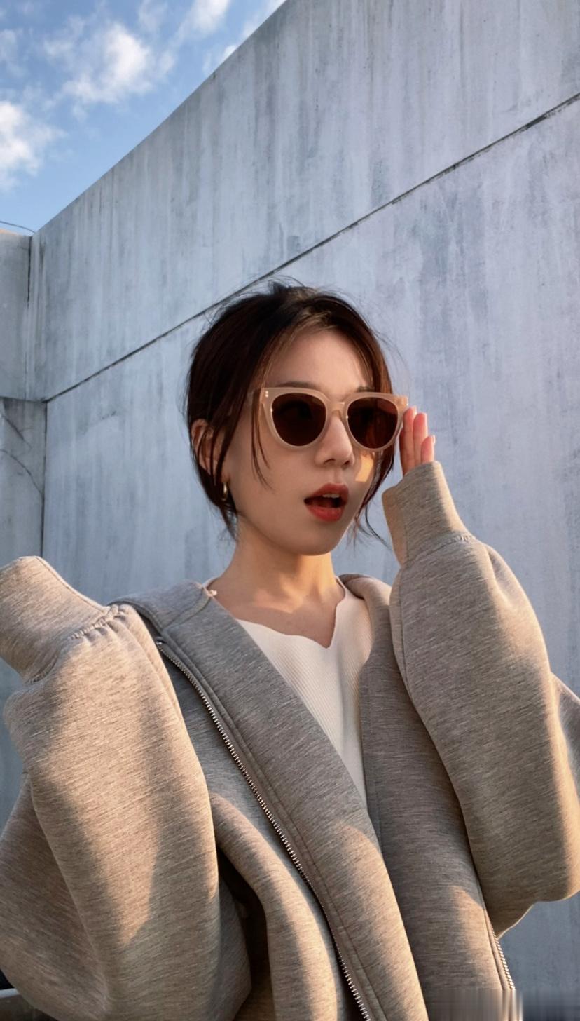小姐姐在干嘛？（拍墨镜广被否掉 但我不能浪费我p好的每一张照片） ​​​