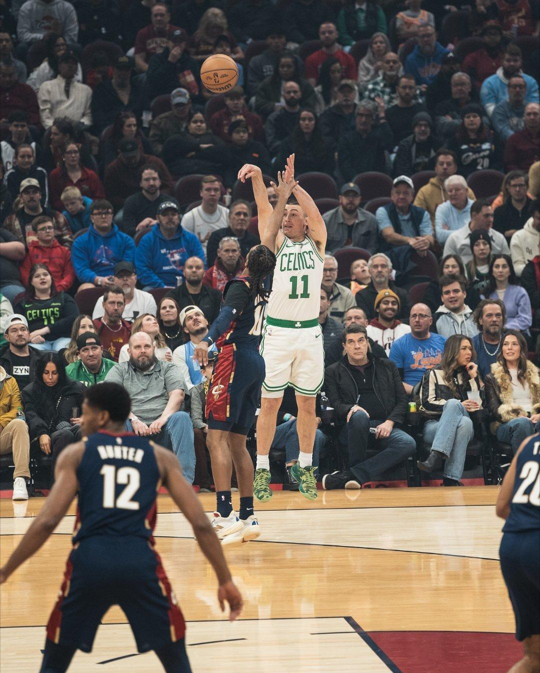 本场过后，普里查德在凯尔特人至今已经投进716记三分球，他超越霍福德，排在凯尔特