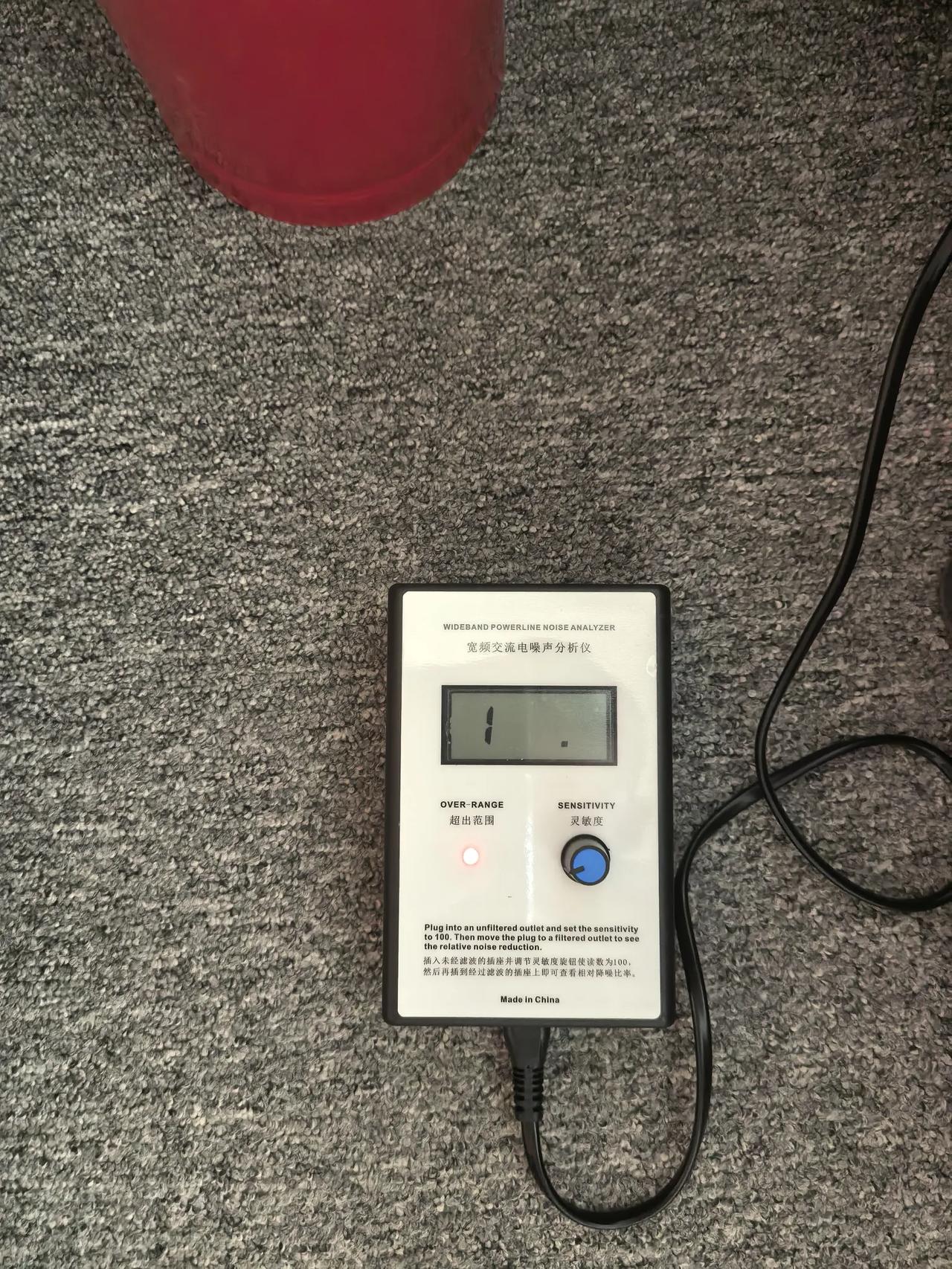 用老虎鱼LHY AUDIO出的“宽频交流电噪声分析仪”测了一下办公室的用电环境。