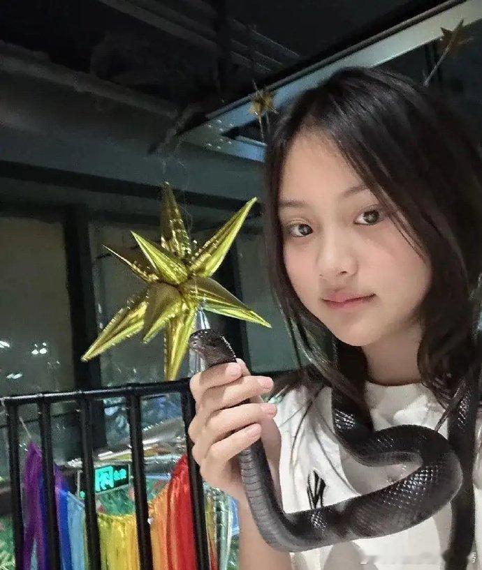 贾乃亮女儿胆量真大，甜馨与宠物蛇合影，小姑娘居然一点也不害怕！[吃惊] ​​​