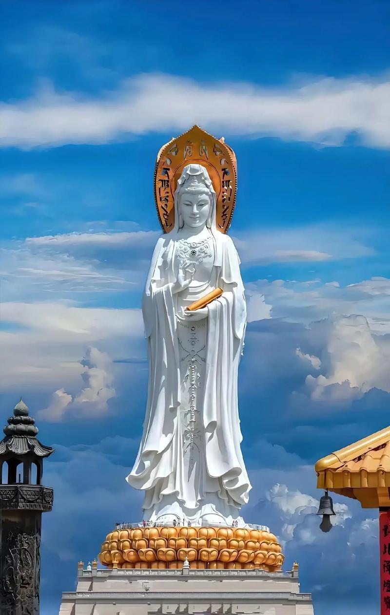 南海听慈音，碧海慰人心——LaMa娟

万顷沧波映素裳，慈云漫卷蔚穹苍。
玉容静