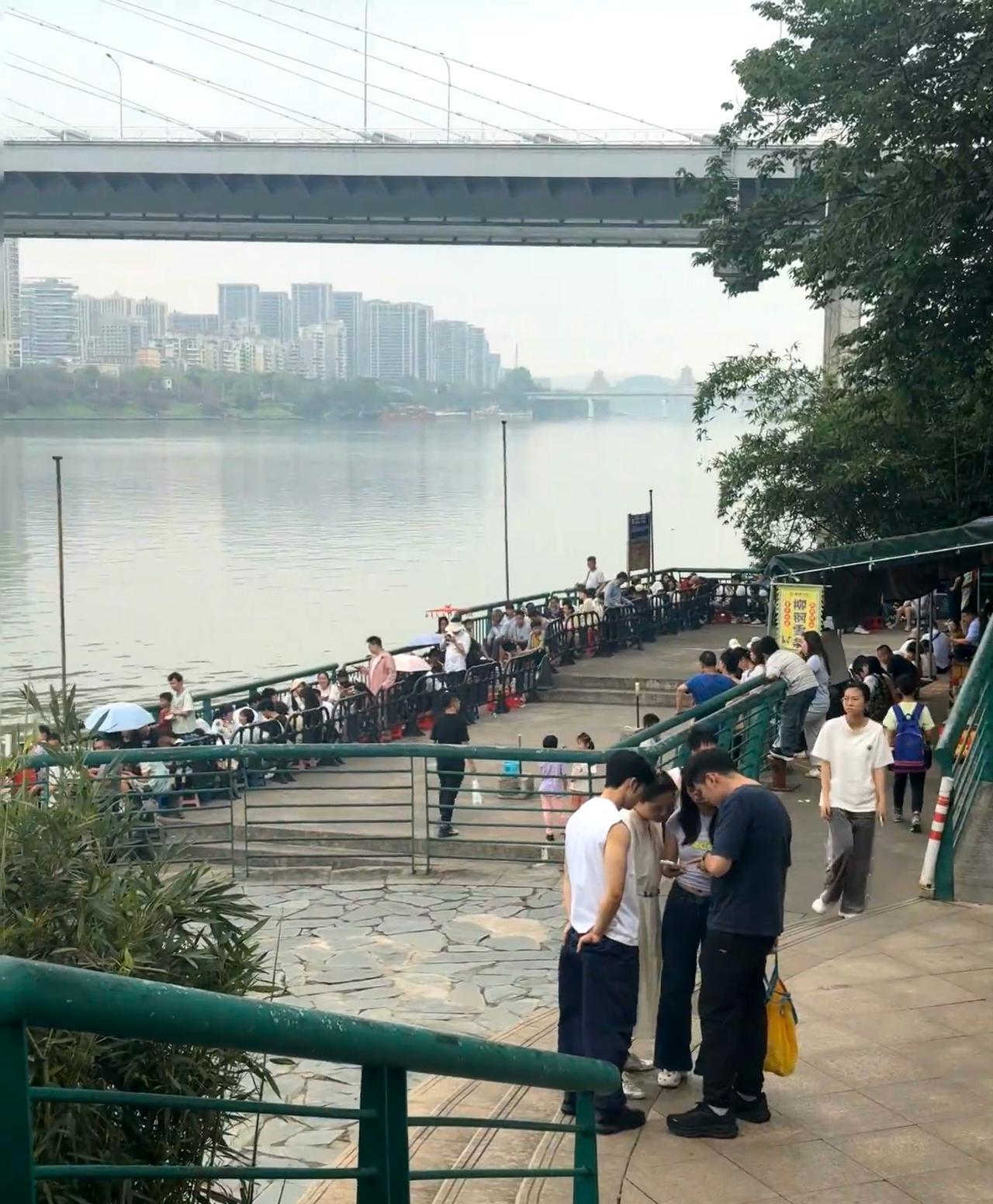 5月2日柳州水上巴士

迟点点能别来就别来了，听小商贩说，估计要等到下班，最少还