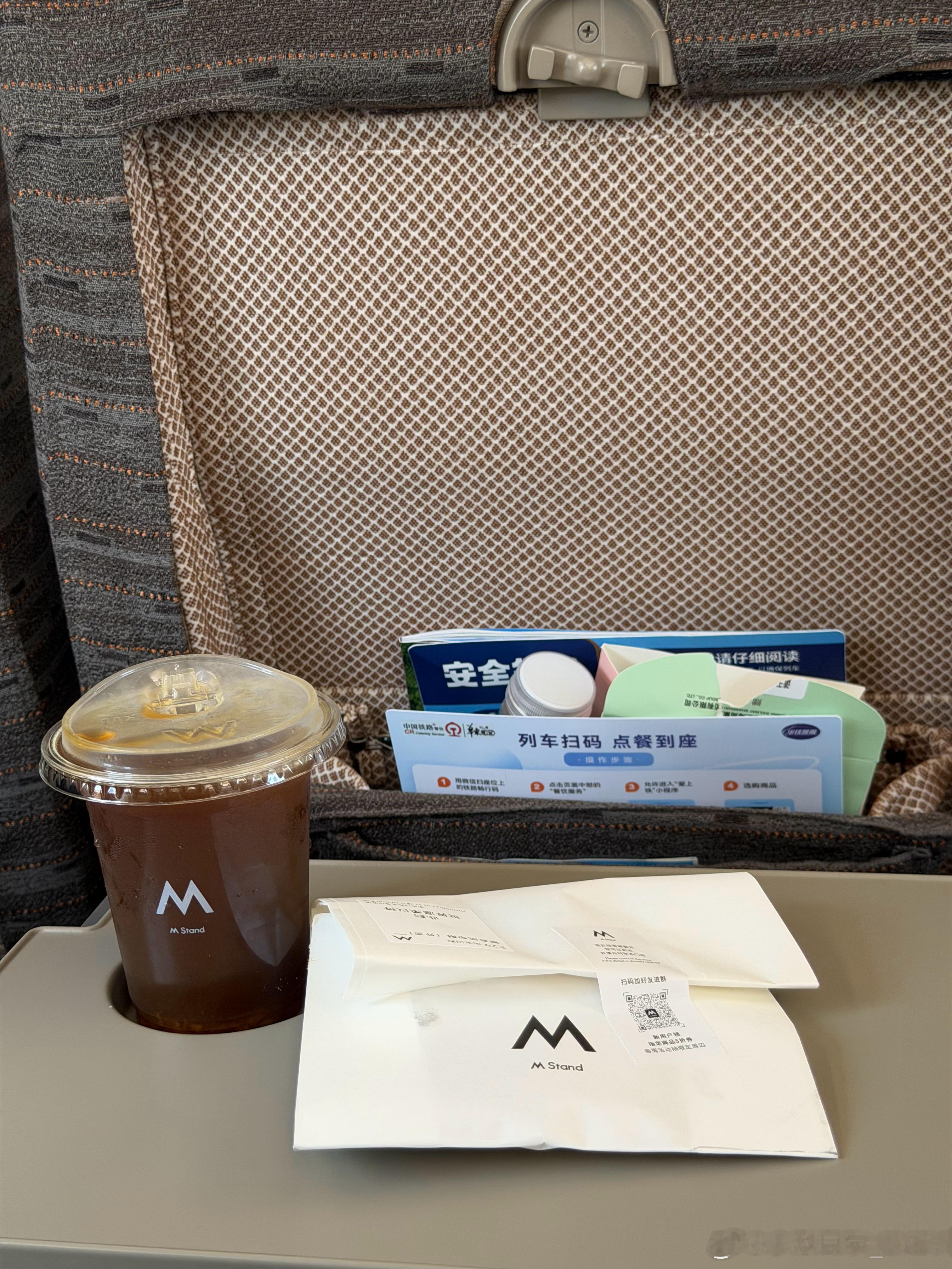 今日咖啡有点晚[太阳]我发现我喝不了纯美式难以下咽 但是冰葡美式 橙c美式冰摇黄