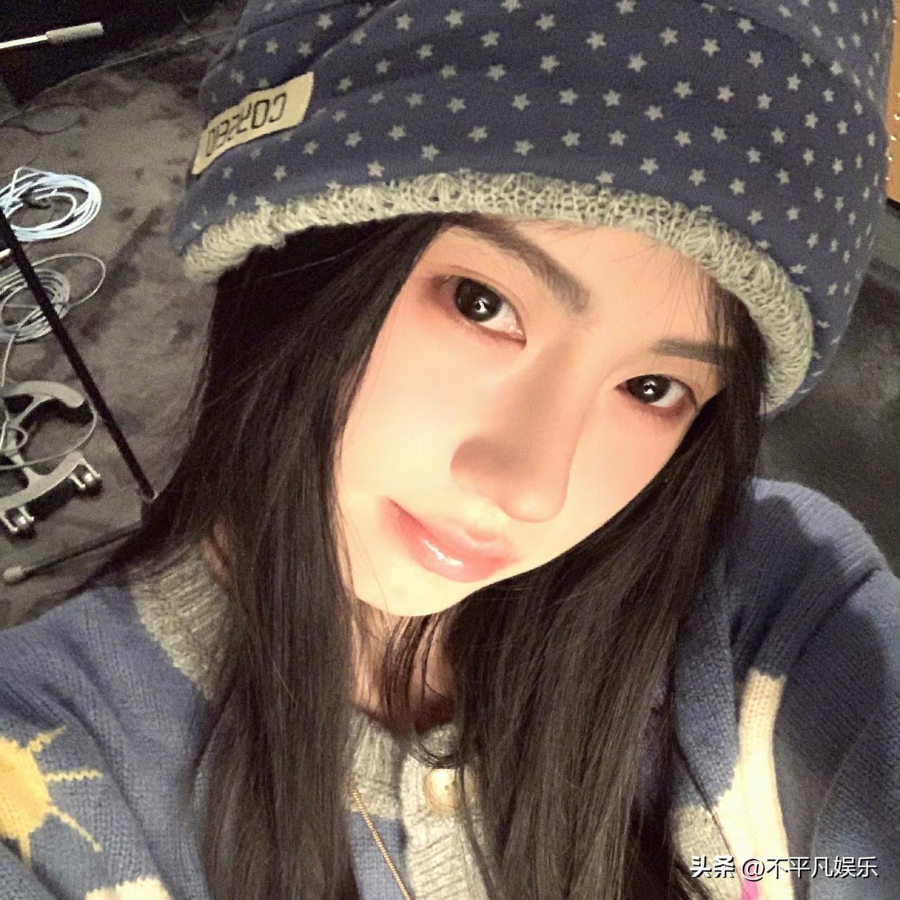 鞠婧祎近日以淡妆造型亮相，一改往日精致浓颜风格，展现出别样的清新魅力。淡扫的眉眼