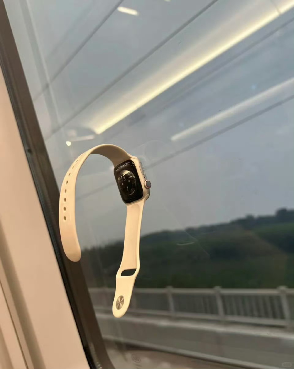 为什么苹果手表会吸在玻璃上 两者能吸在一起是因为手表和玻璃都特别光滑，其实只要手