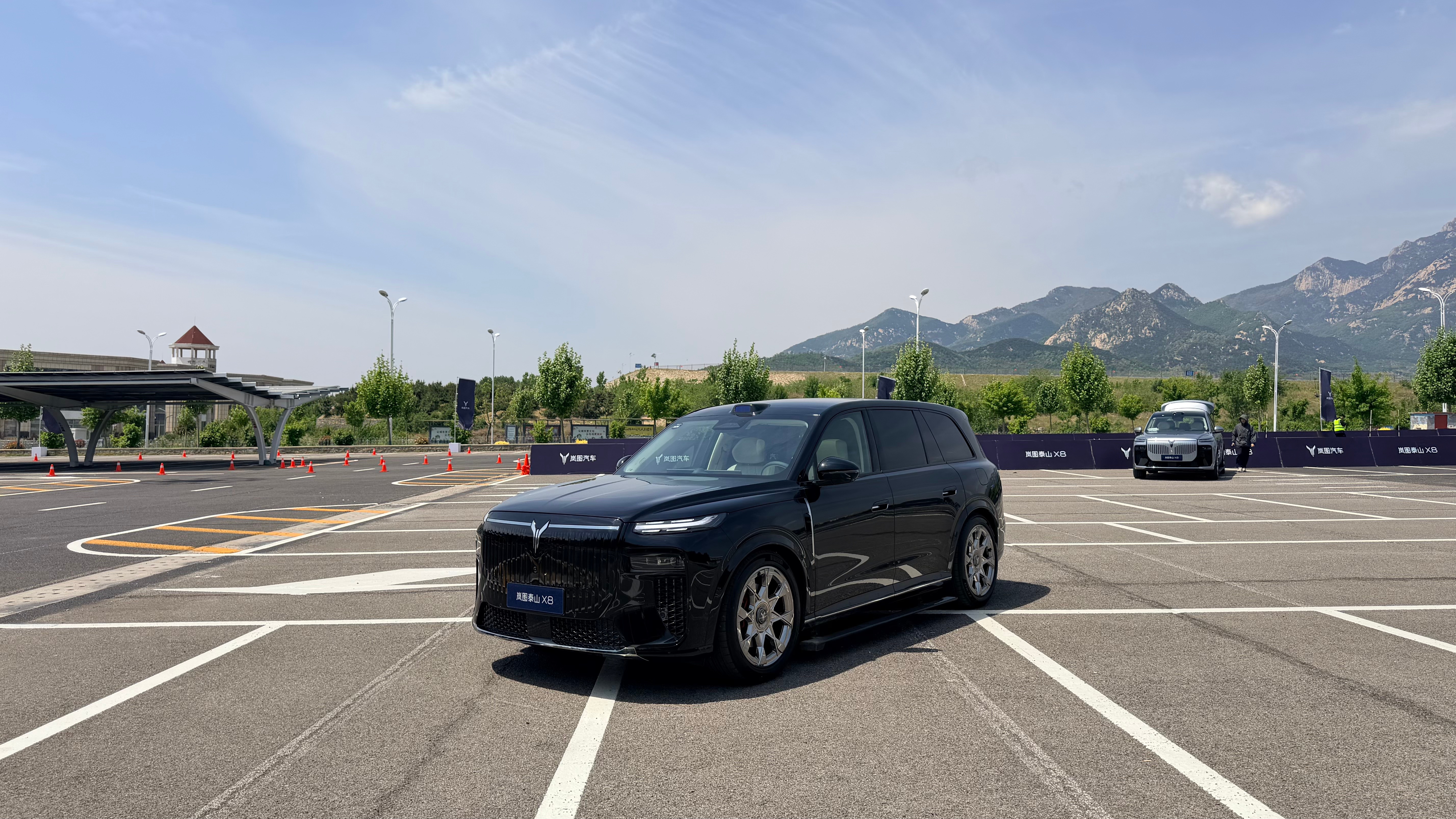 岚图泰山X8雪飞已经试驾过了，不过有保密协议还不能说。光说静态的话，这台车其实也