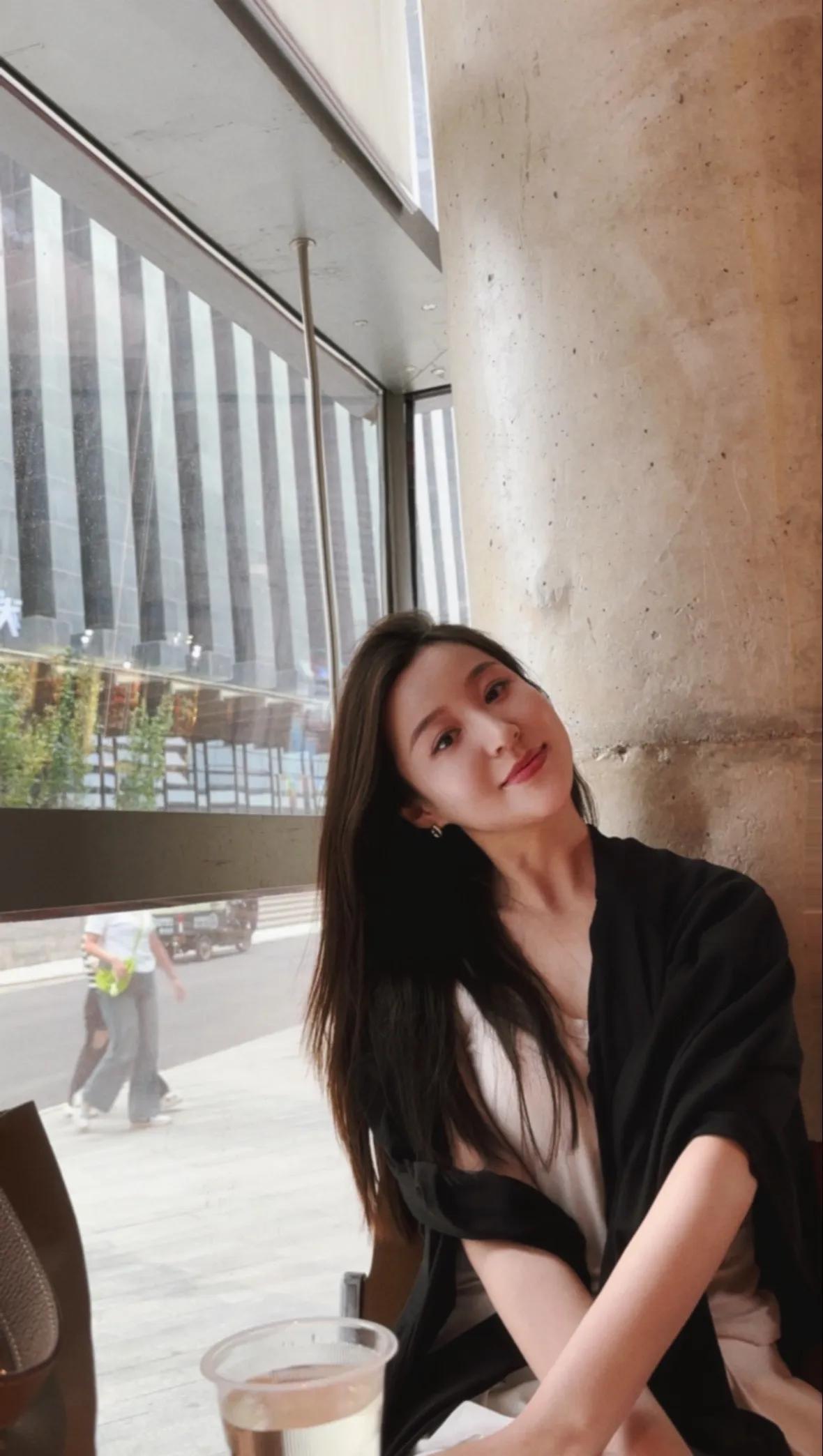 阳光洒进咖啡馆，温暖的一天从这里开始。🌞☕️📸