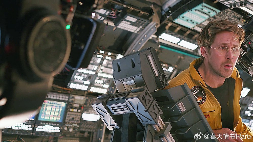 一组《挽救计划》中飞船的实景幕后照本片没有任何绿幕，所以在片场1:1还原了飞船的