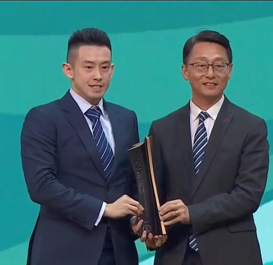 黄镇廷获得2023香港杰出男运动员🎉🎉
黄镇廷最感人的一句话：
我希望我的女