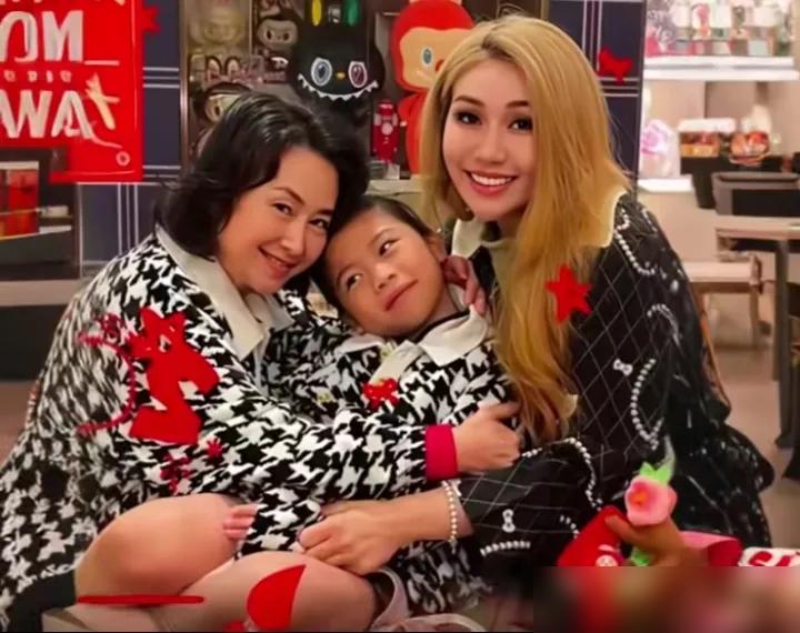 都说何超琼抱外甥女是公关作秀，稳固家族形象。可我告诉你，这盘棋你看反了。
山顶