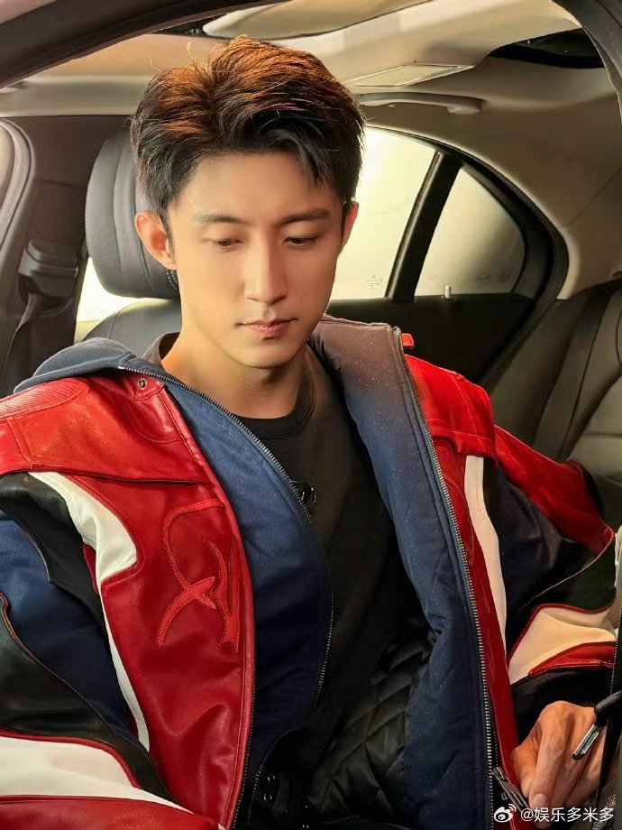 黄景瑜破次元同框F1赛场梦幻联动！黄景瑜偶遇林臻东原型张臻东，演员与真人原型强强