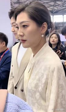 董宇辉回母校演讲，盼盼没有去，但是架不住宇辉隔空的调侃。 他说，“我们公司有个主