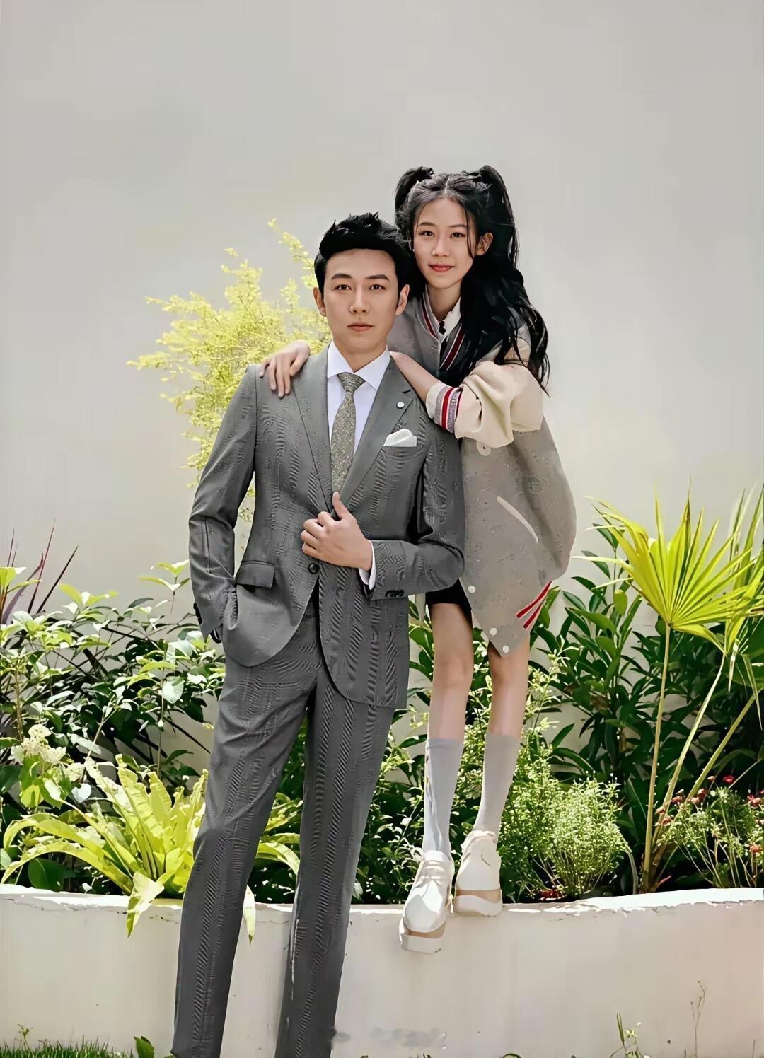 陆毅和他女儿长得这简直就是一模一样！ 