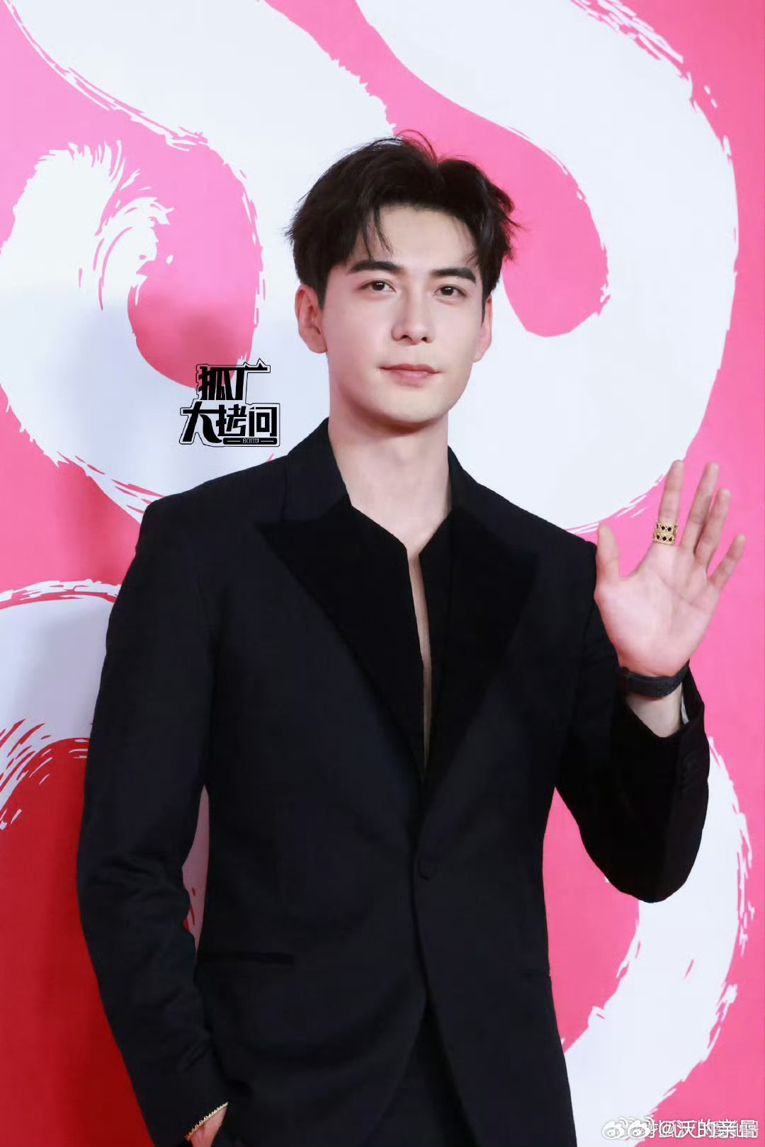 粉丝修图就这样修白修无暇再修紧致陈这种就可以吹脸了五官不行的再捏下五官 ​​​