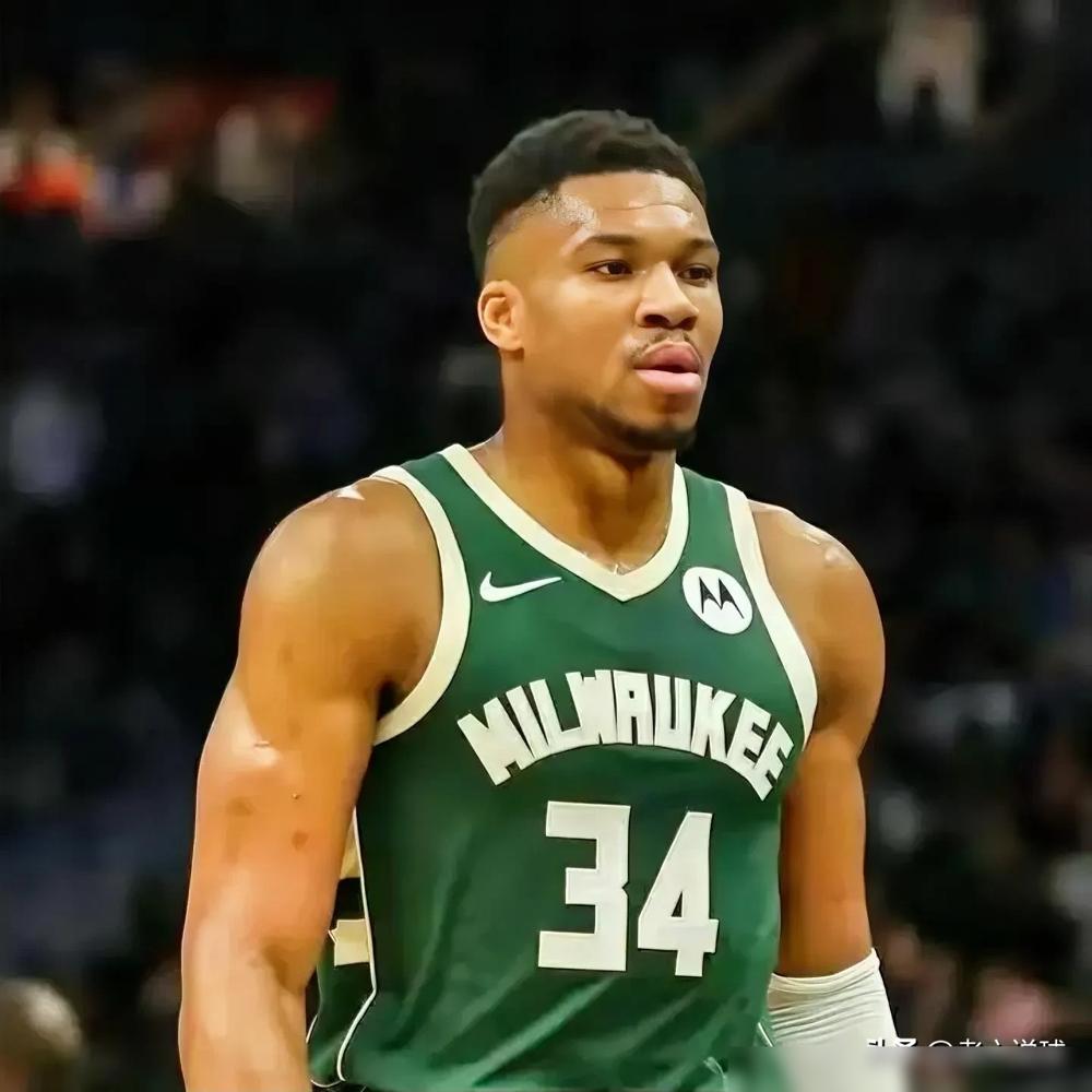 字母哥砸球吃T，雄鹿领先18分被翻盘，四连败净输97分。
刚复出第二场，他15