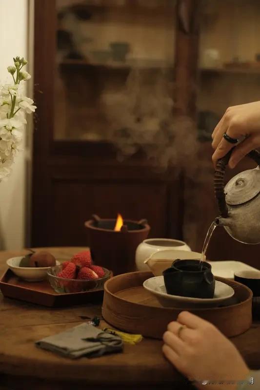 对下联原创 我也来凑个热闹对个下联——“抚琴论春秋”。上联“煮茶聊天地”，煮茶是